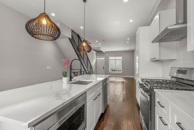 Building Photo - 1645 W Cabot St