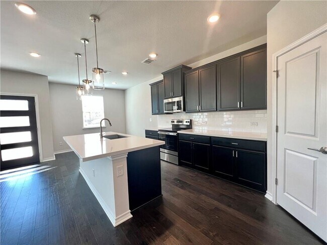 Foto del edificio - 752 Long Run, Liberty Hill, TX 78642 - 3 B...
