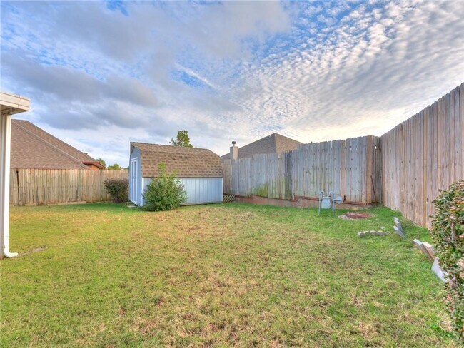 Building Photo - 1004 SW 127th Pl