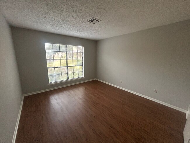 Foto del edificio - Updated Spacious Townhome