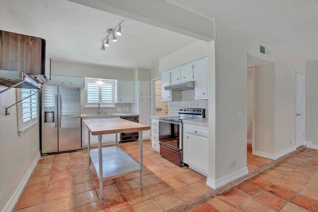 Foto del edificio - 3611 Las Colinas Dr