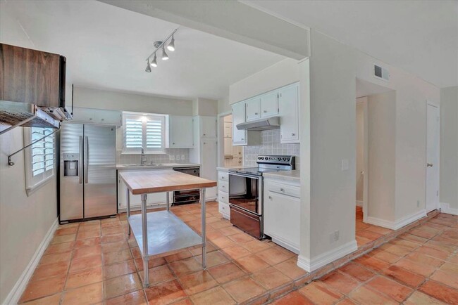 Building Photo - 3611 Las Colinas Dr