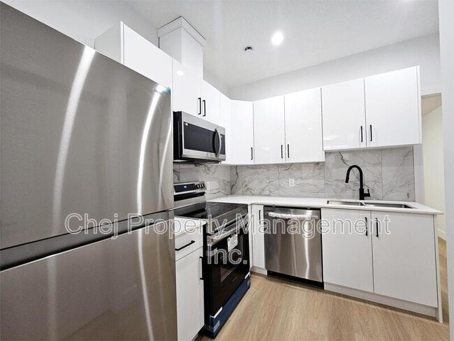 Building Photo - 10698-10661 61 St NW