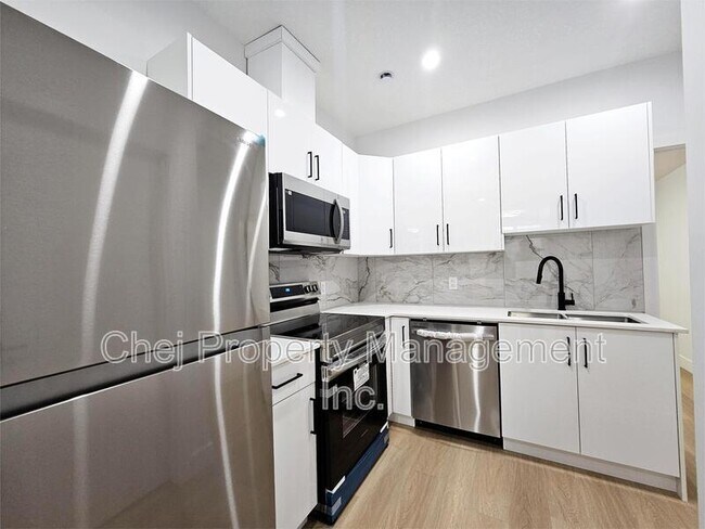 Photo du bâtiment - 10698-10661 61 St NW