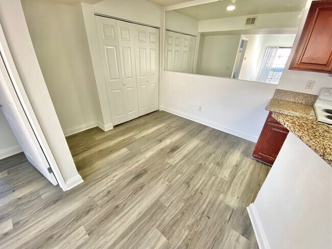 Foto del edificio - CONDOMINIUM IN A GATED COMMUNITY WITH 2 BE...