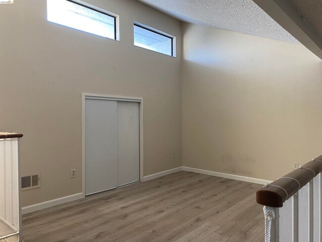 Foto del edificio - 5835 Yawl St