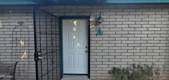 Foto del edificio - 5816 West Myrtle Ave
