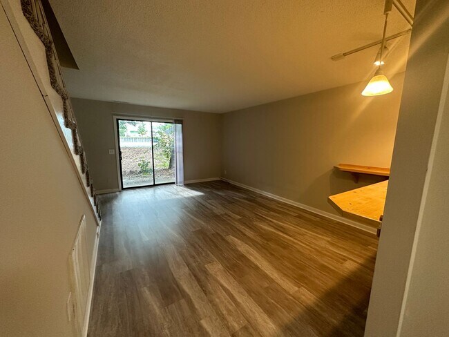 Foto del edificio - 2 bedroom 1.5 Bath Townhouse Village Green