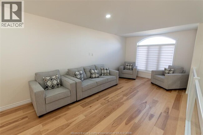 Photo du bâtiment - 176 Summer St.