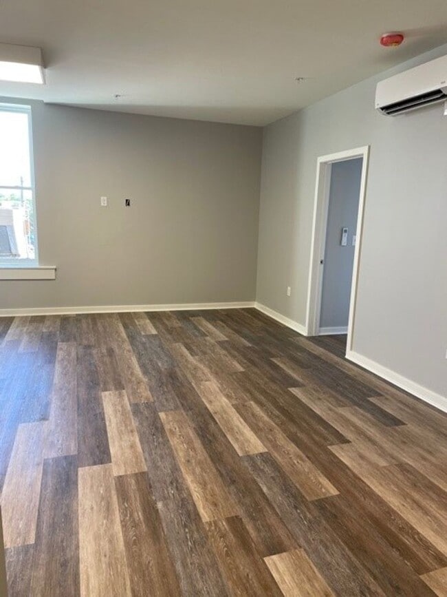 Building Photo - Market View Luxury Apartment!  Lebanon Sch...