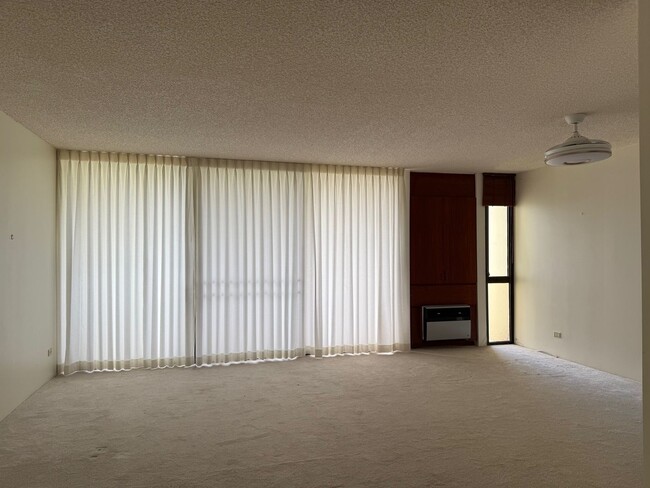 Foto del edificio - Spacious one bedroom, one bath with two pa...