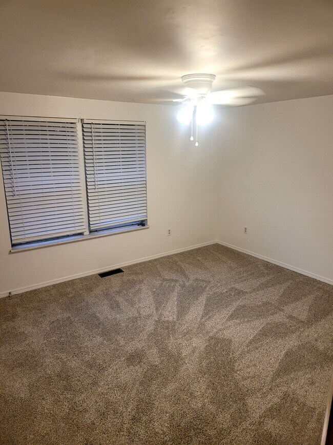 Building Photo - 2087 Chapel Dr