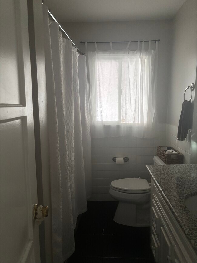 Baño con amplia bañera/ducha y amplio espacio. - 4504 Keever Ave