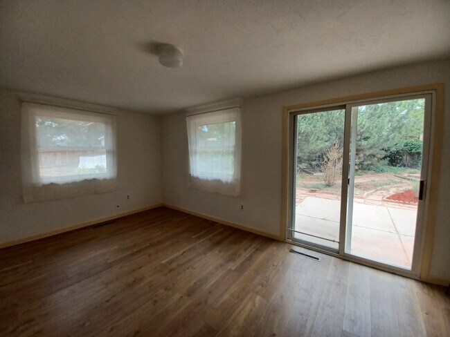 Building Photo - Rare 2BR 1BA Home with extra large 2 Car G...