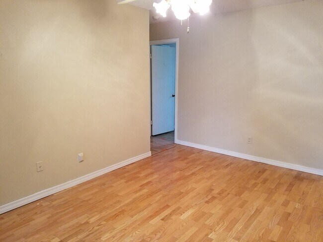 Foto del edificio - 821 Briarlane Rd