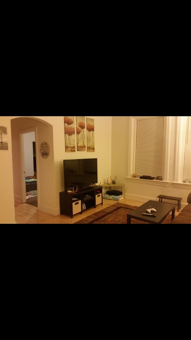 Foto del edificio - 421 W 3rd St