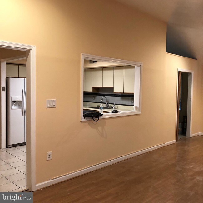 Building Photo - 10160 Dedaker Dr