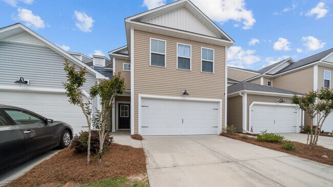 Foto del edificio - Stylish 3 Bedroom Home in in The Commons – Richmond Hill Living at Its Finest
