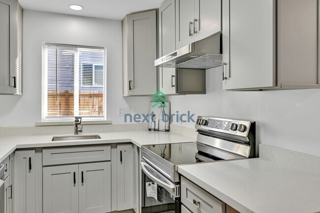 Building Photo - A beautiful 4 bed and 2 bathroom house for...