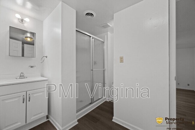 Building Photo - 9 Pine Ln