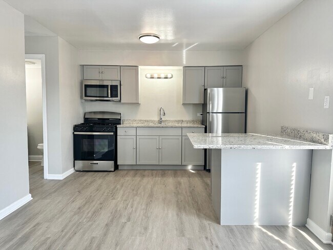 Foto del edificio - 1721 E Roosevelt Rd