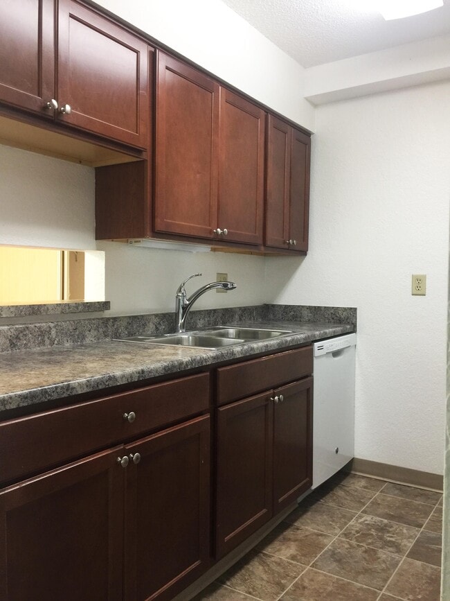 Building Photo - 1640 Pleasant View Dr