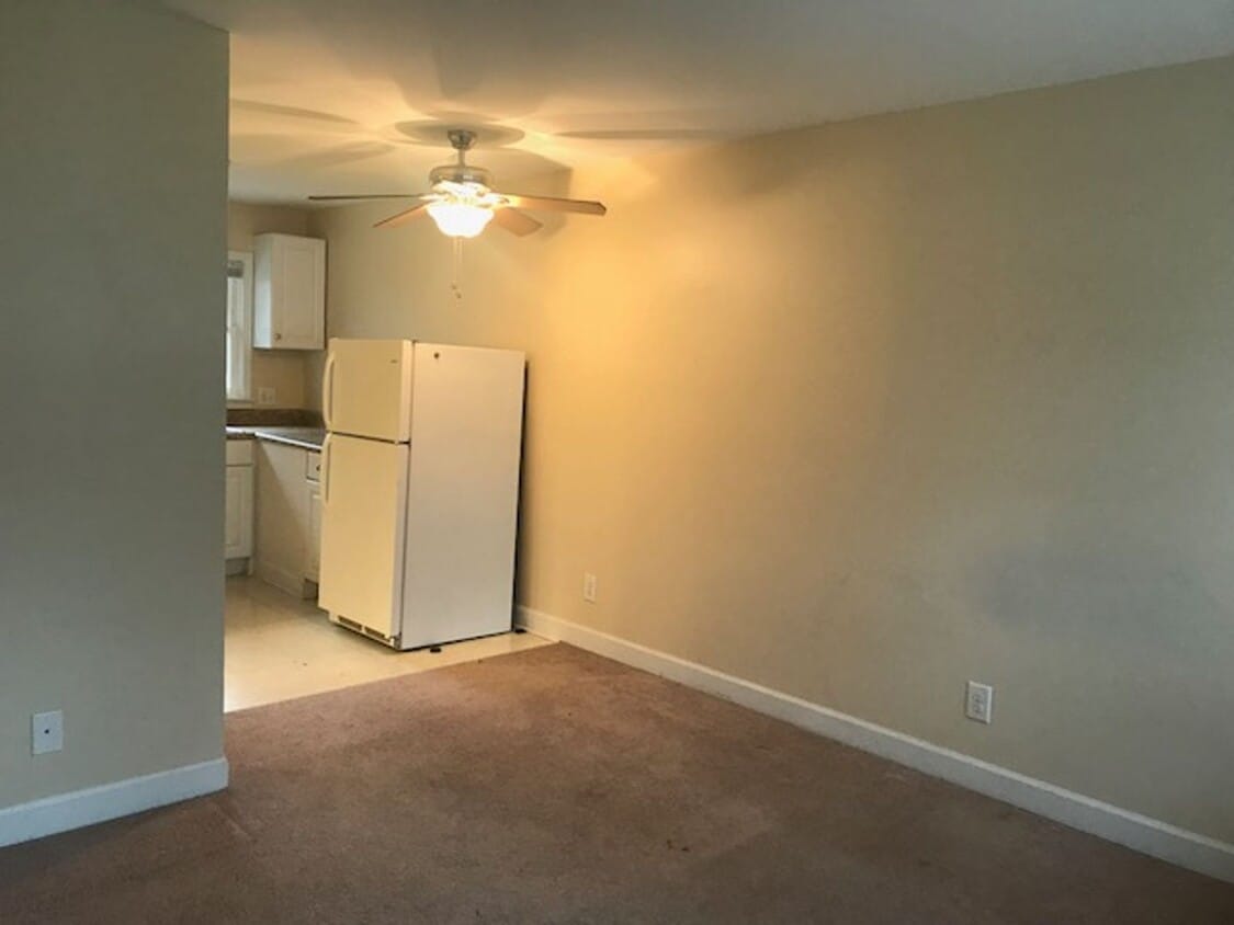 Building Photo - Great location? Check! Greater Price? Check!!