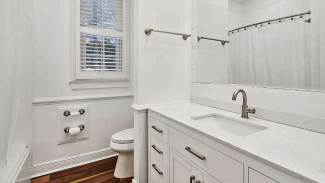 Building Photo - 126 Rue De La Paix