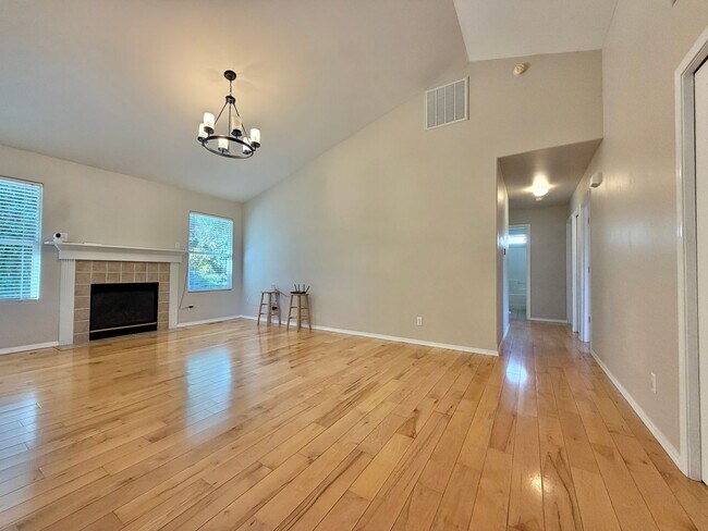 Foto del edificio - 18265 Miss Ellis Loop NE