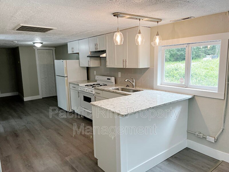 Foto principal - 6323 Kitsap Way