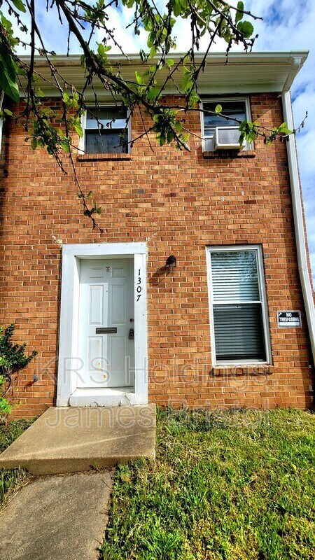 Building Photo - 1308 Minefee St