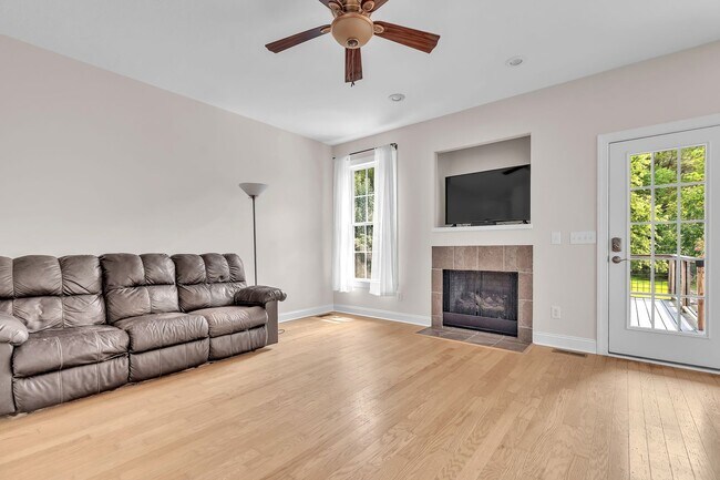 Foto del edificio - 210 Raven Ridge Ct