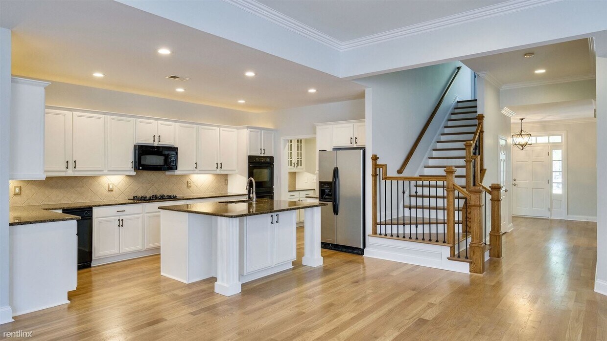 Primary Photo - 5 br, 3.5 bath House - 201 Pearl St