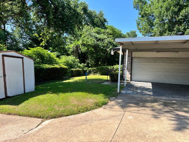 Building Photo - 2730 King Cole Dr