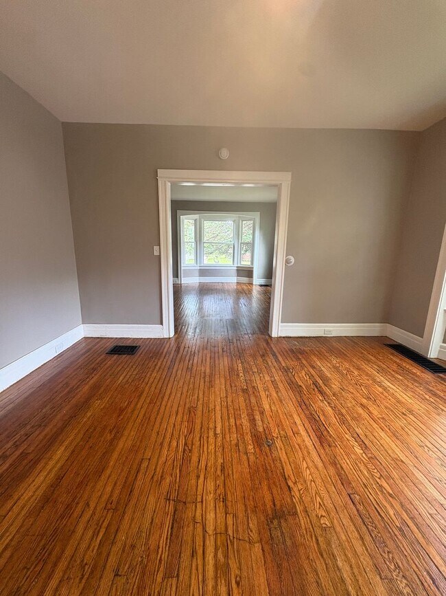 Building Photo - Charming Three Bedroom Townhouse!