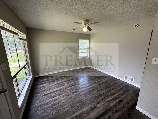 Foto del edificio - 2 bd/1 ba Duplex - 6205 E 152nd Terr #B, Grandview, MO 64030- Fresh interior - Rent $850