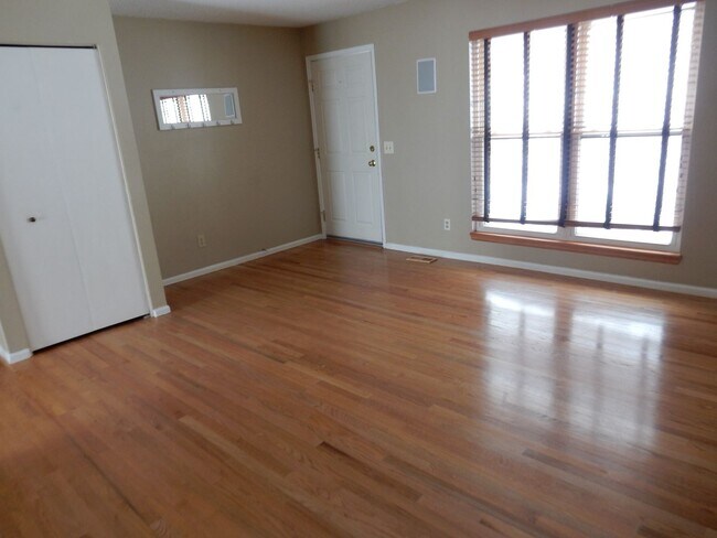 Building Photo - 4BR/2BA Remodeled Single Family Home in Lo...