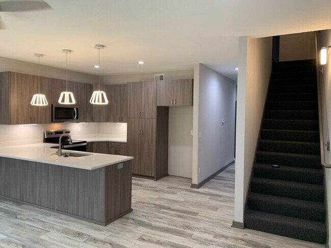 Building Photo - 3 Bedroom, 2.5 Bath Modern Townhome in Nor...