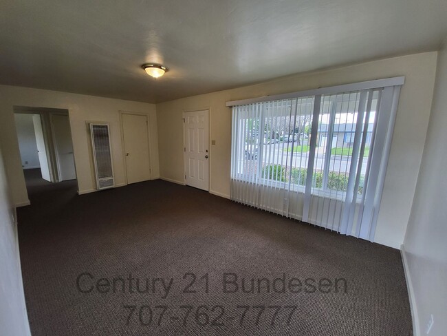 Building Photo - Clean Eastside Petaluma Home - 3BD/2BA ~132 Maria Drive