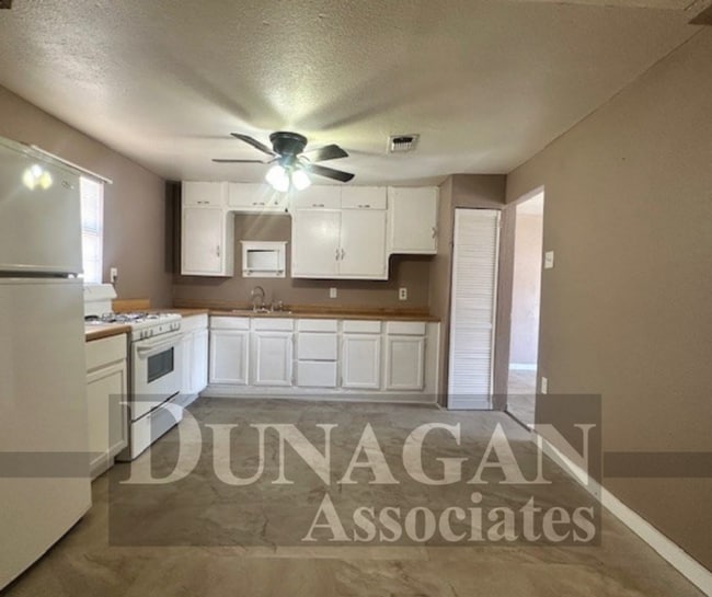 Building Photo - 2 bed 1 bath Water Paid- Washer/Dryer Hook ups