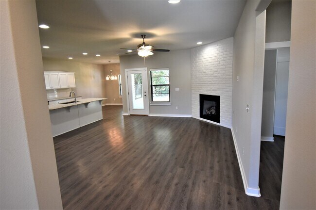 Foto del edificio - Be a Part of This Neighborhood in Farmington Heights!!!