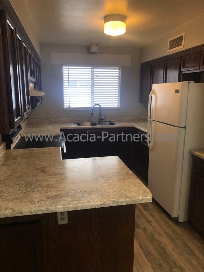 Building Photo - Great 2bedroom Townhome with yard