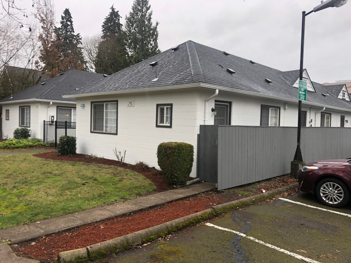 Primary Photo - 325 W 12th Ave