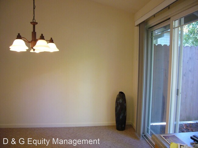 Foto del edificio - 3 br, 2 bath House - 15992 Drake Rd.