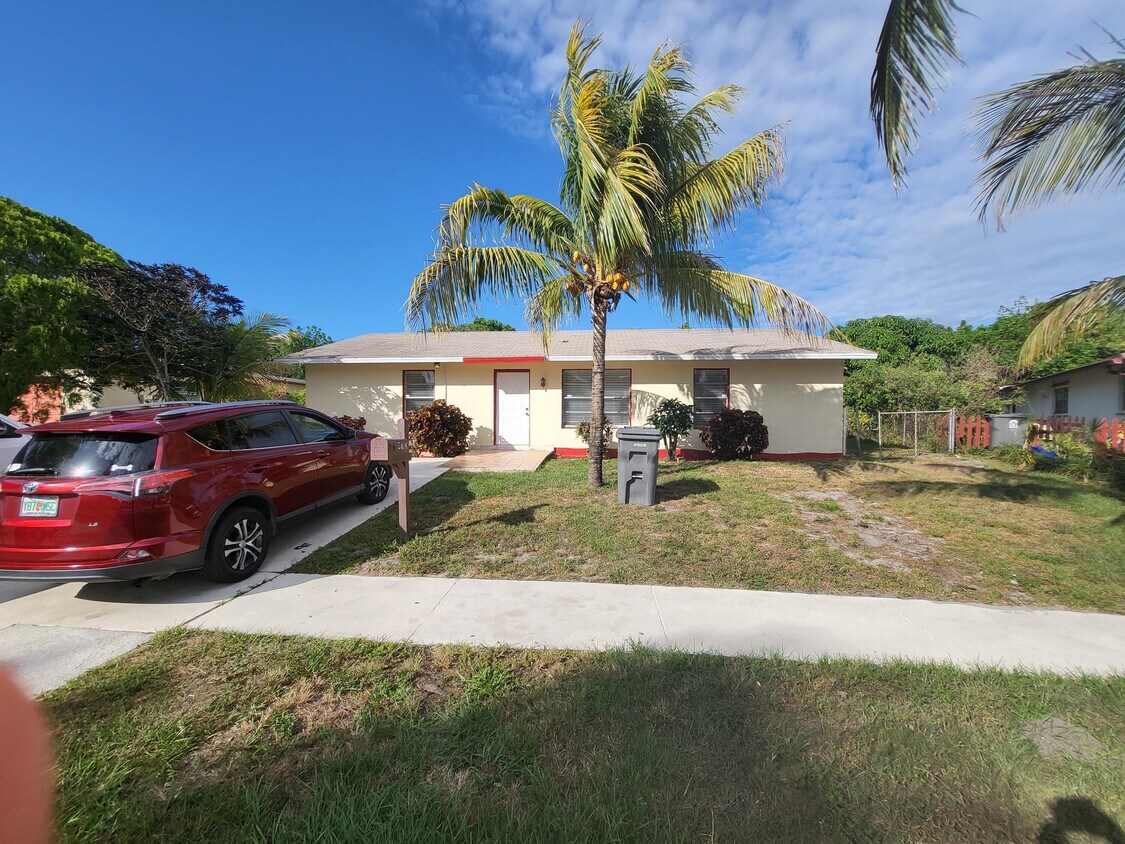 Primary Photo - 5826 Bermuda Cir E