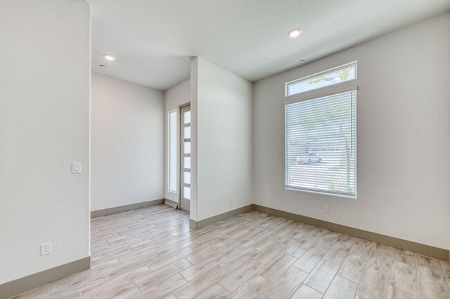 Building Photo - 860 Spg St W