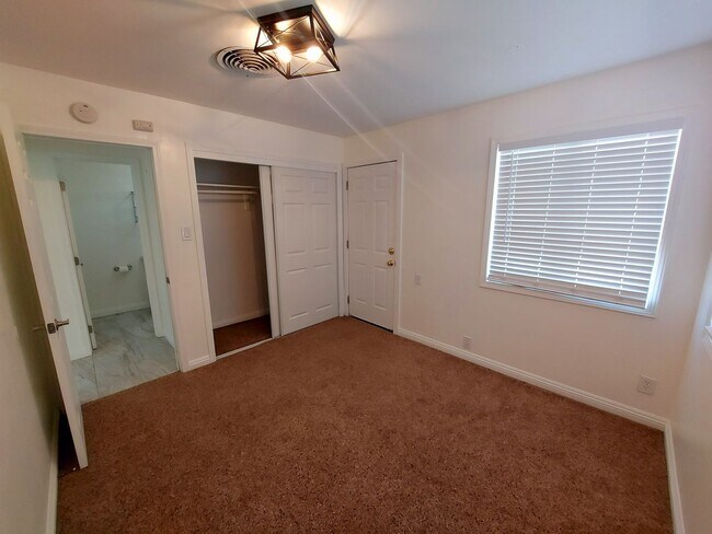 Building Photo - 2 Bedroom close to downtown