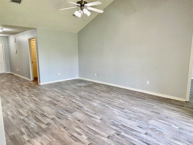 Foto del edificio - 29006 Trinity River Dr