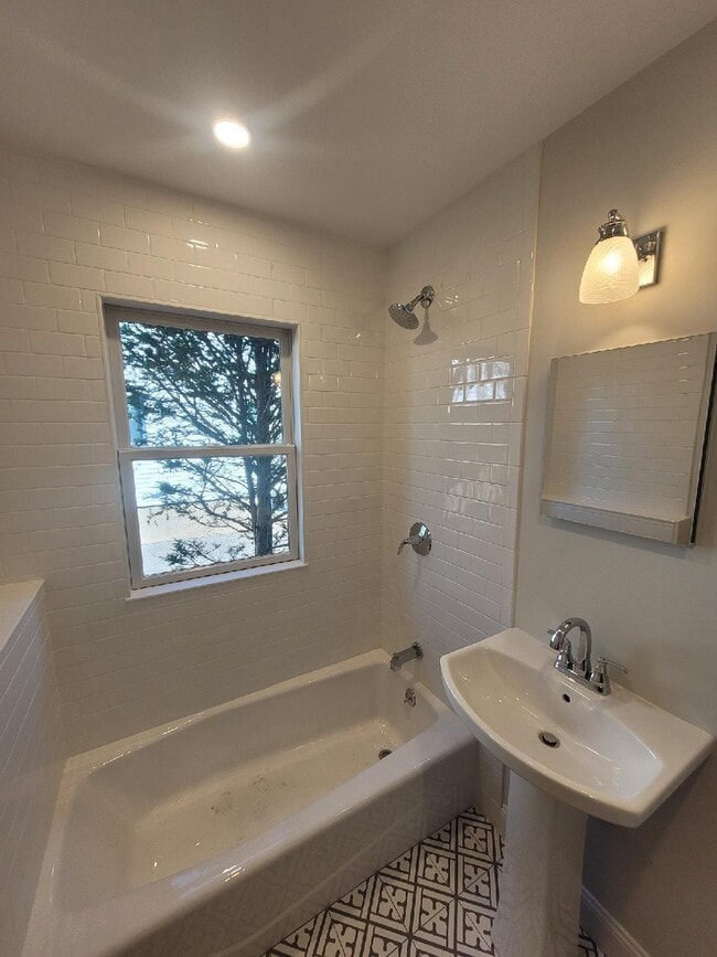 Building Photo - 62 Oxford Ave