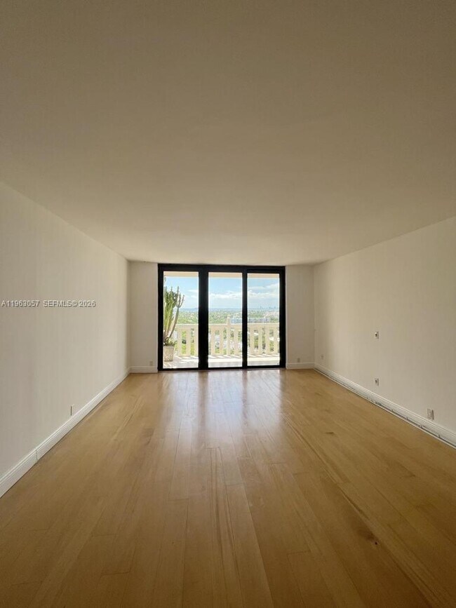 Foto del edificio - 1111 Crandon Blvd